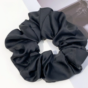 Een cute haarelastiek scrunchie, van zijde stof.