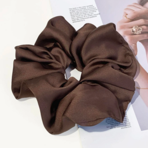 Een cute haarelastiek scrunchie, van zijde stof.